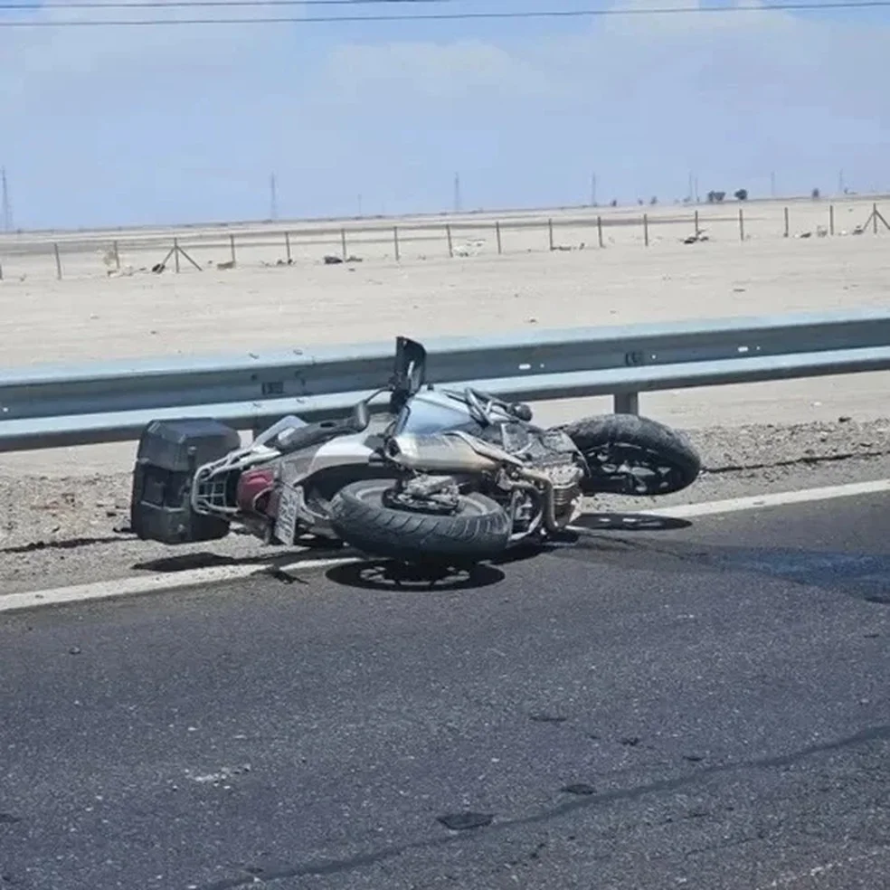 Motocicleta de Gedeão Gomes de Souza, após o acidente no Chile — Foto: Reprodução/redes sociais