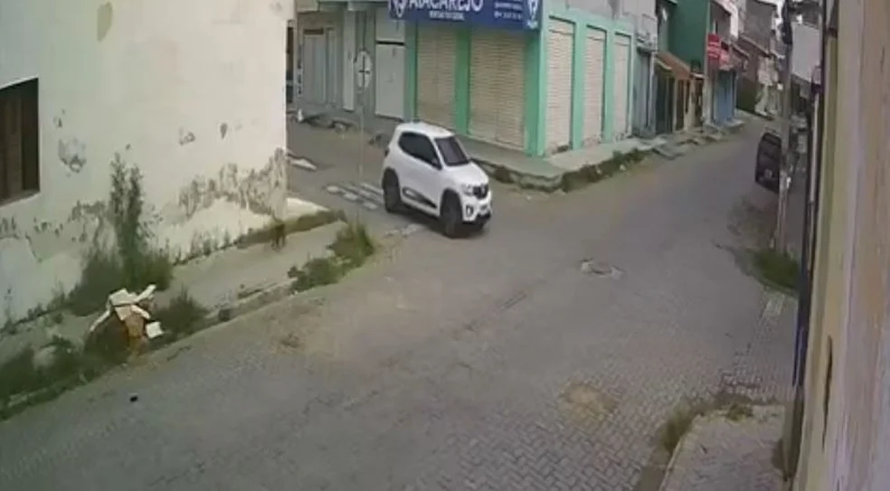 Carro de Natany foi abandonado pelos criminosos na cidade de Quixadá. — Foto: Reprodução