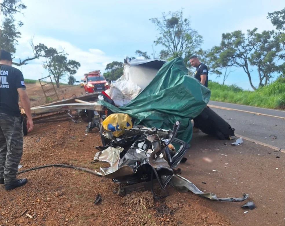 Acidente com carretinha causa morte de família — Foto: Polícia Militar Rodoviária/Divulgação