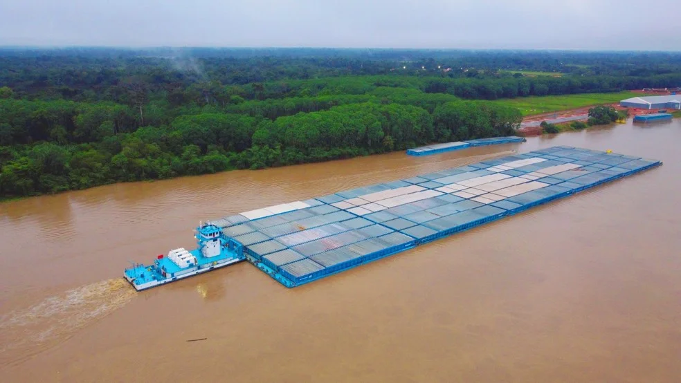 Comboio de 30 barcaças navega o rio Madeira, em Porto Velho — Foto: Tr3s marketing