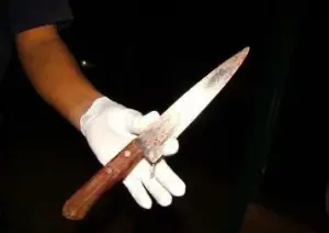 Homem persegue namorada e esfaqueia três jovens que tentaram salvar mulher de feminicídio