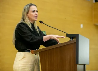 Cláudia de Jesus cobra valorização dos servidores da saúde no orçamento de 2026