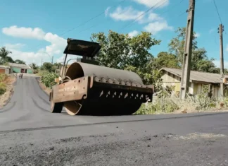 Prefeito Affonso Cândido vistoria obra de pavimentação no bairro Novo Horizonte