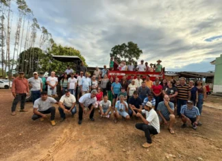 Produtores da Linha 13 de Alvorada recebem trator, carretinha e biodigestores com apoio de Cláudia de Jesus