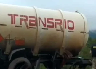 Motorista fica ferido após colisão entre carretas na BR-364