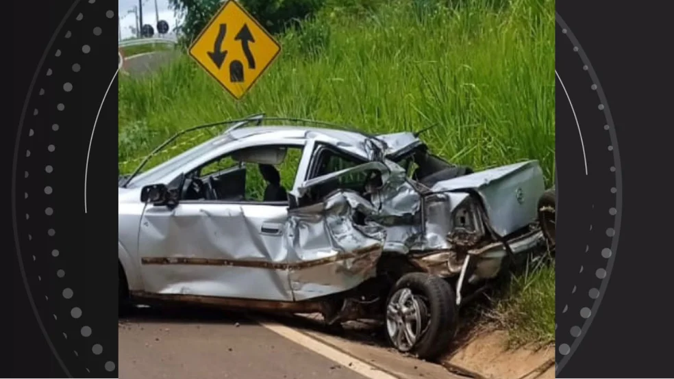 Carro em que a família estava foi atingido pelo caminhão, na PR-323. — Foto: SAMU