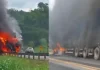 Carreta carregada com bebidas pega fogo na BR-364