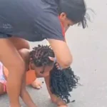 Mulher corta cabelo e rasga roupas da suposta amante do marido no meio da rua. VEJA VÍDEO