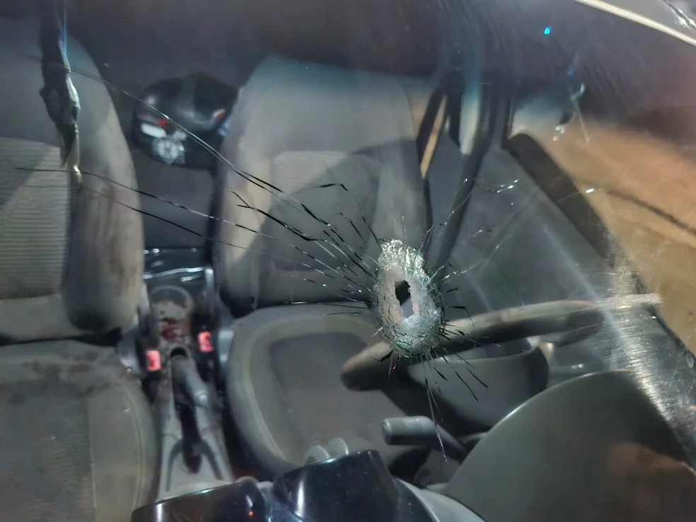 Carro onde criança atingida no rosto estava — Foto: Reprodução