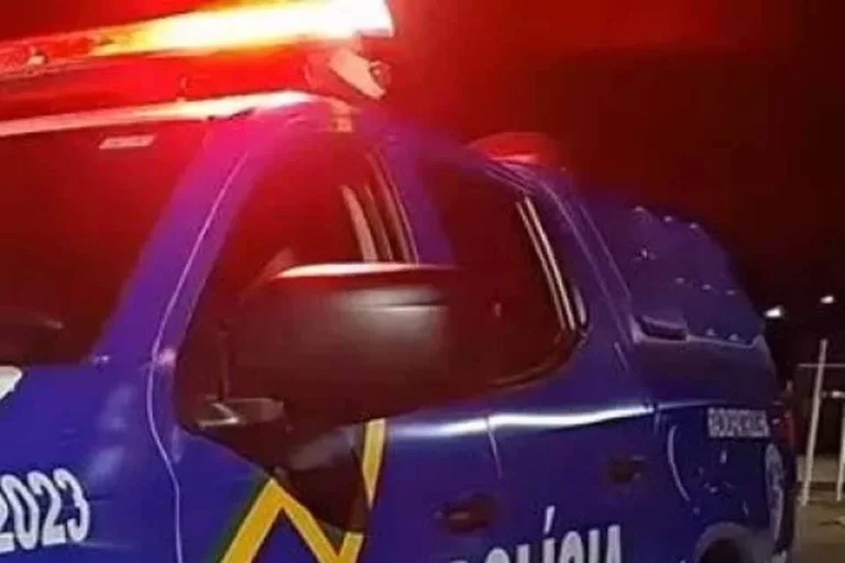 Homem é preso após esfaquear colega e a própria esposa durante festa