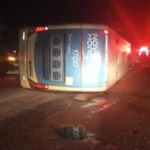 Ônibus tem pane mecânica e tomba na BR-364