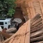 Ponte quebra com passagem de caminhão e complica acesso de moradores na área rural de Ji-Paraná