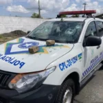 Alunos arremessam pedras e quebram para-brisa de viatura da PM em Ji-Paraná