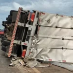 Carreta carregada de cerveja tomba após viaduto da Br-364 de Ji-Paraná, veja o vídeo