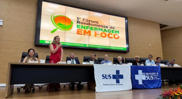 Cláudia de Jesus reforça defesa de salários dignos para profissionais da saúde em fórum estadual