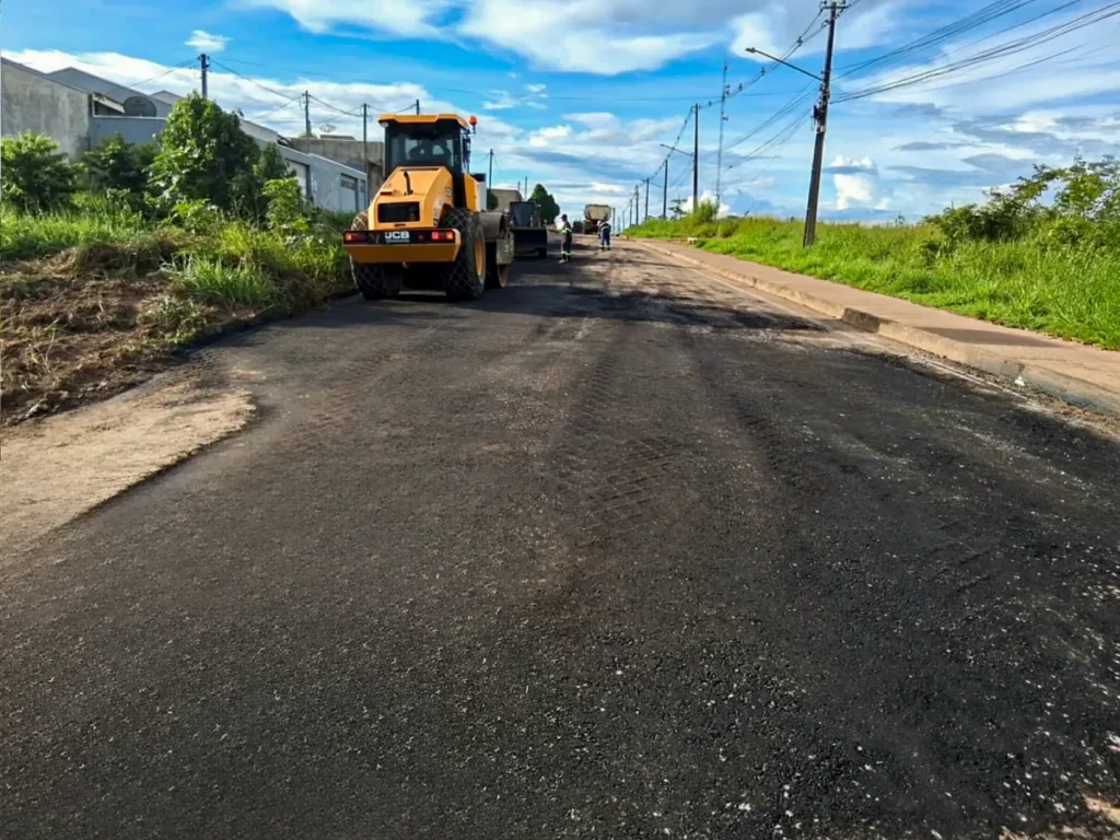 Equipe de tapa-buracos da Prefeitura de Ji-Paraná atende bairros do primeiro distrito