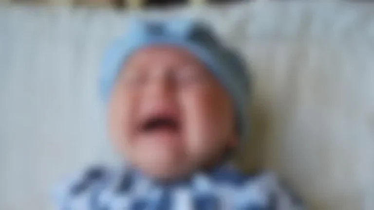 Pais sob efeito de álcool dormem sobre recém-nascido, e bebê é salvo após vizinhos acionarem a polícia em Rondônia