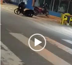 Homem quebra moto da ex em frente ao CEDEL em Ji-Paraná; vídeo viraliza nas redes sociais