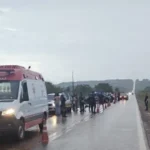 Menor invade pista com Sandero e provoca morte de casal em moto