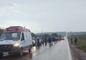 Menor invade pista com Sandero e provoca morte de casal em moto