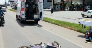 Quase tragédia na BR-364 em Ji-Paraná: motociclista cai ao lado de carreta e escapa de ser esmagada
