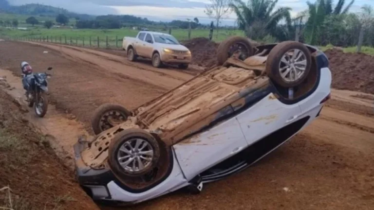 Condutor perde controle da direção e veículo capota