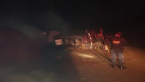 Para não bater em vaca, caminhão tomba em rodovia do estado