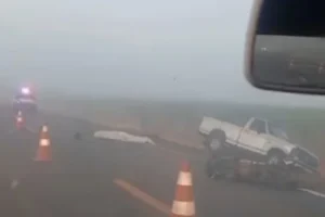 Caminhonete e moto batem de frente e motociclista morre