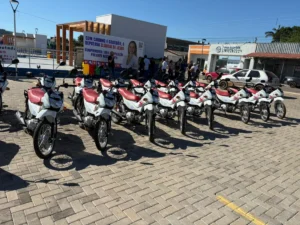 Cláudia de Jesus entrega R$ 557 mil em motocicletas para agentes de saúde em Presidente Médici