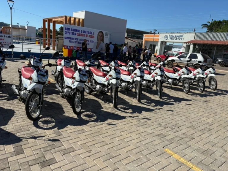 Cláudia de Jesus entrega R$ 557 mil em motocicletas para agentes de saúde em Presidente Médici