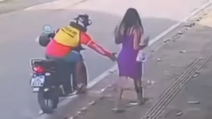 VÍDEO: motociclista é preso após dar tapa nas nádegas de adolescente