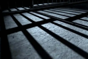 Homem é preso por manter filho de 11 anos trancado em jaula