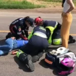 Acidente envolvendo moto e carreta deixa motociclista com fraturas