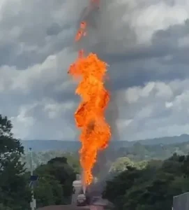 Carreta pega fogo após batida e interdita BR 364; vídeo