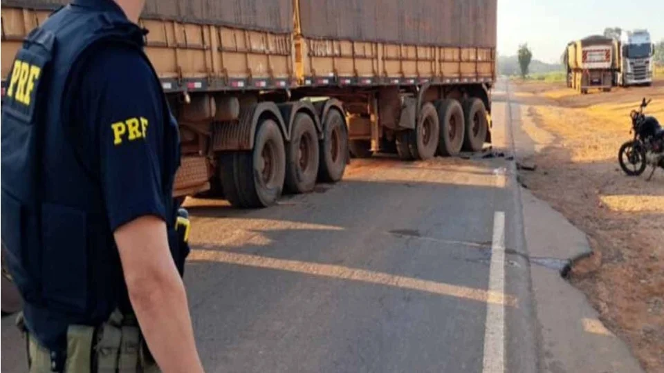 Motociclista morre após bater contra carreta na BR-364, entre Jaru e Ariquemes