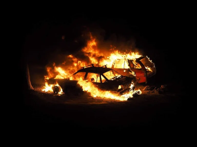 Mistério e tensão: carro é incendiado durante a noite em Ji-Paraná