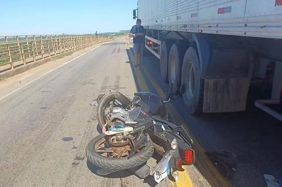 Batida entre moto e carreta mata homem e deixa mãe e bebê feridos
