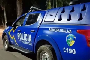 Filho é preso após agredir a própria mãe e tentar matá-la com faca
