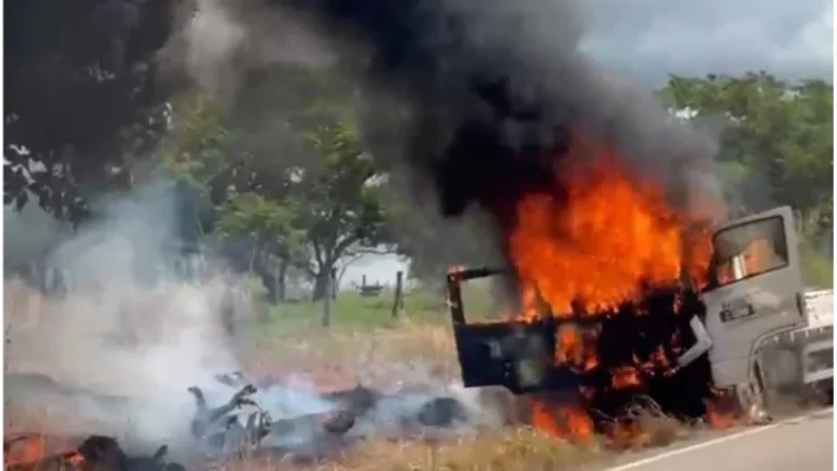Fogo destrói caminhão pipa de prefeitura em rodovia estadual
