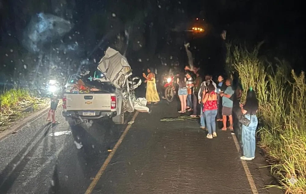 Tragédia na RO-479 deixa cinco pessoas da mesma família mortas após colisão entre Chevrolet S10 e caminhão