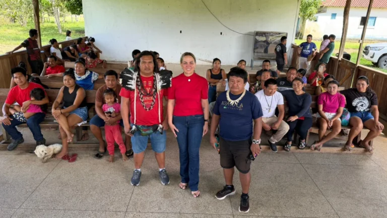 Cláudia de Jesus ouve lideranças indígenas na aldeia Central Karitiana