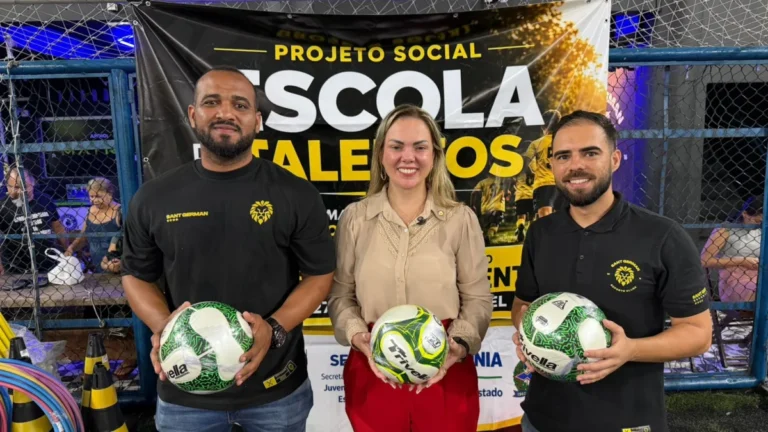 Cláudia de Jesus entrega materiais esportivos para escolinha de futebol em Porto Velho