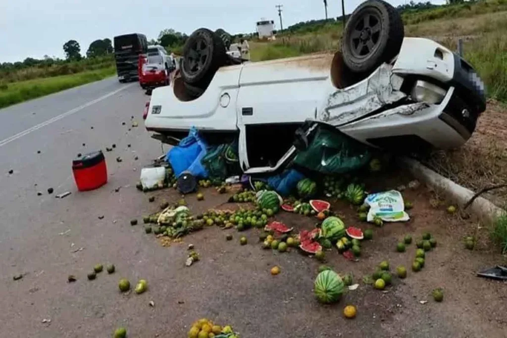 Acidente entre caminhonete e carro deixa feridos na RO-010