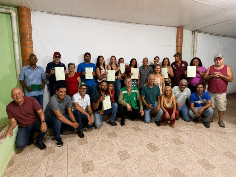 Presidente Médici: Cláudia de Jesus e Incra entregam títulos rurais aos chacareiros da antiga Embrapa