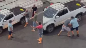 Homens fazem duelo de facas e parentes trocam socos após briga de trânsito. VEJA VÍDEO