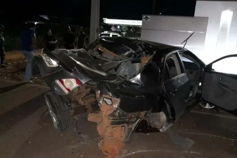 Jovem morre é quatro ficam gravemente feridos após carro capotar em Rolim de Moura