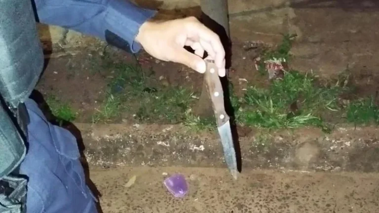 Homem é esfaqueado no pescoço dentro de casa durante tentativa de homicídio em Rondônia