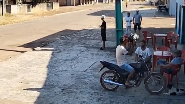 Vídeo mostra momento em que homem é morto com facada no pescoço após discussão. VEJA AS IMAGENS
