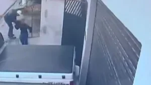 Menino de 11 anos é agredido por vizinho após brincadeira de tocar campainha. VEJA VÍDEO