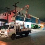 Equipe de manutenção da Semosp realiza troca de lâmpadas nos bairros